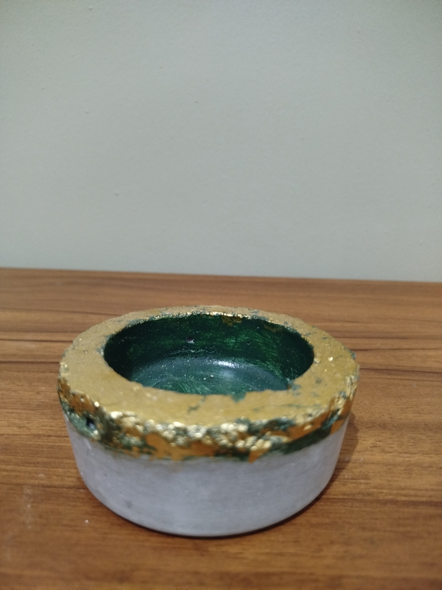 PORTA VELAS DE CIMENTO COM BORDAS RÚSTICAS