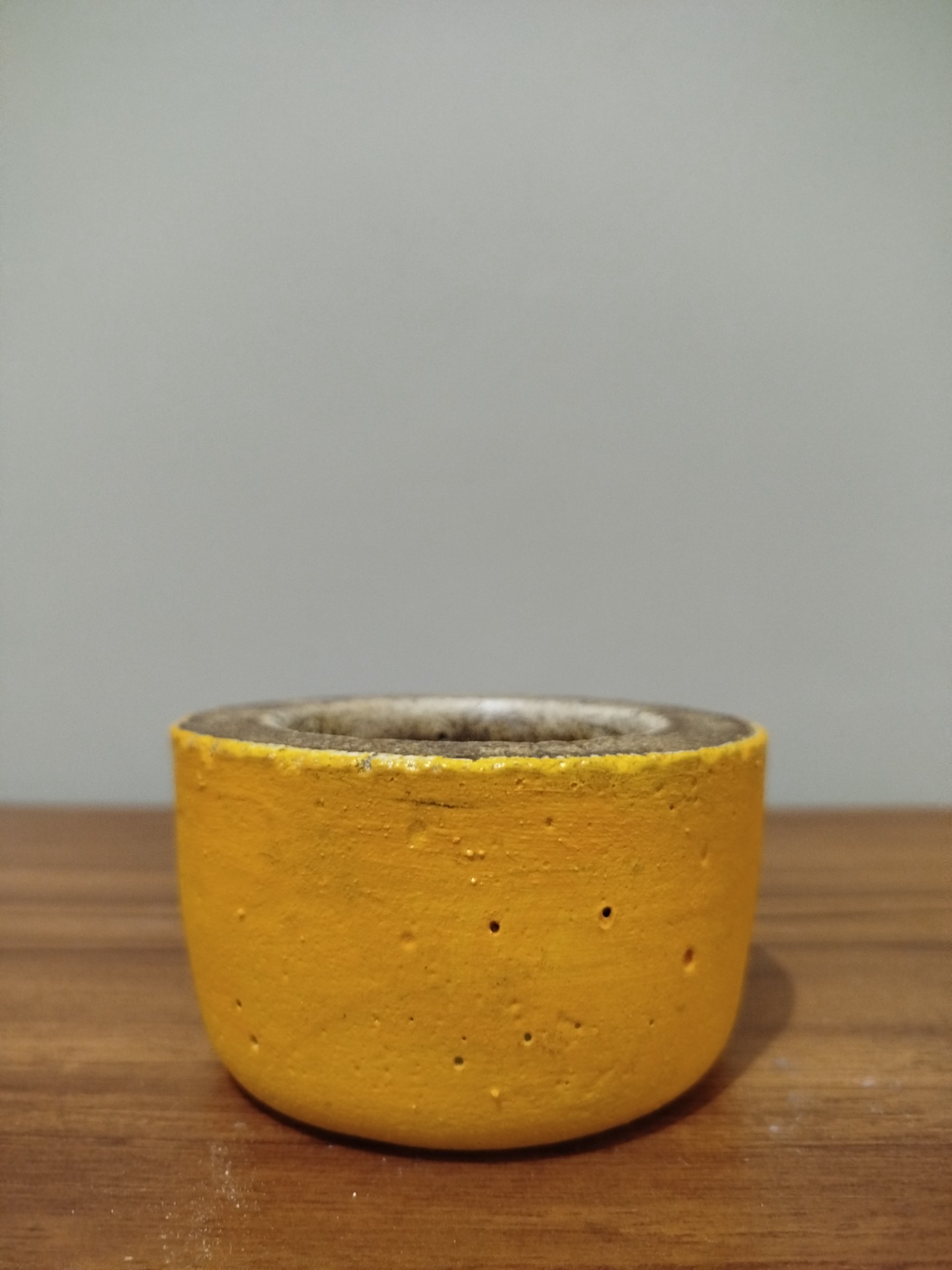 PORTA VELAS DE CIMENTO AUTORAL AMARELO
