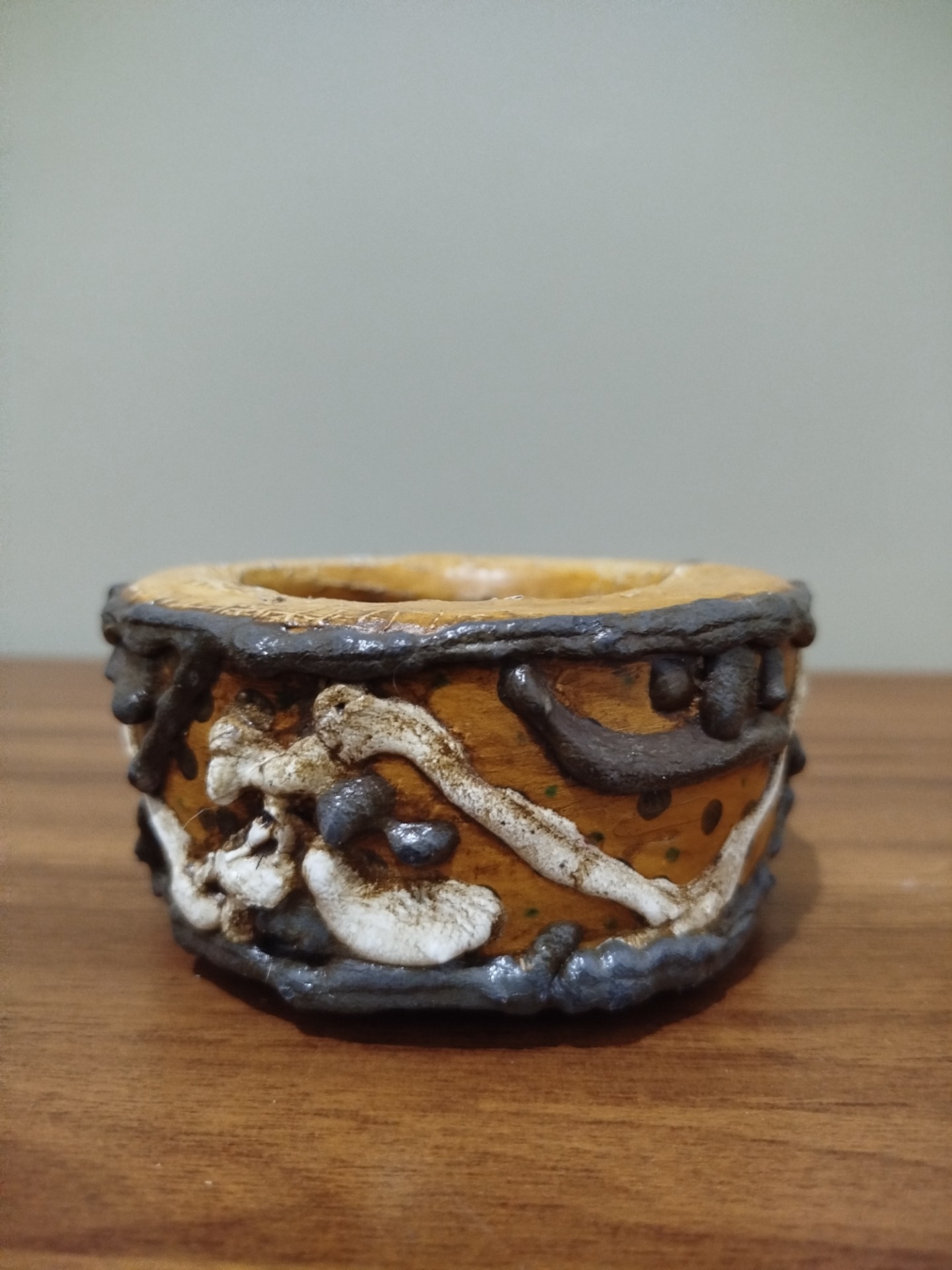 PORTA VELAS AUTORAL DE CIMENTO EM RELEVO COM DESIGN EXCLUSIVO