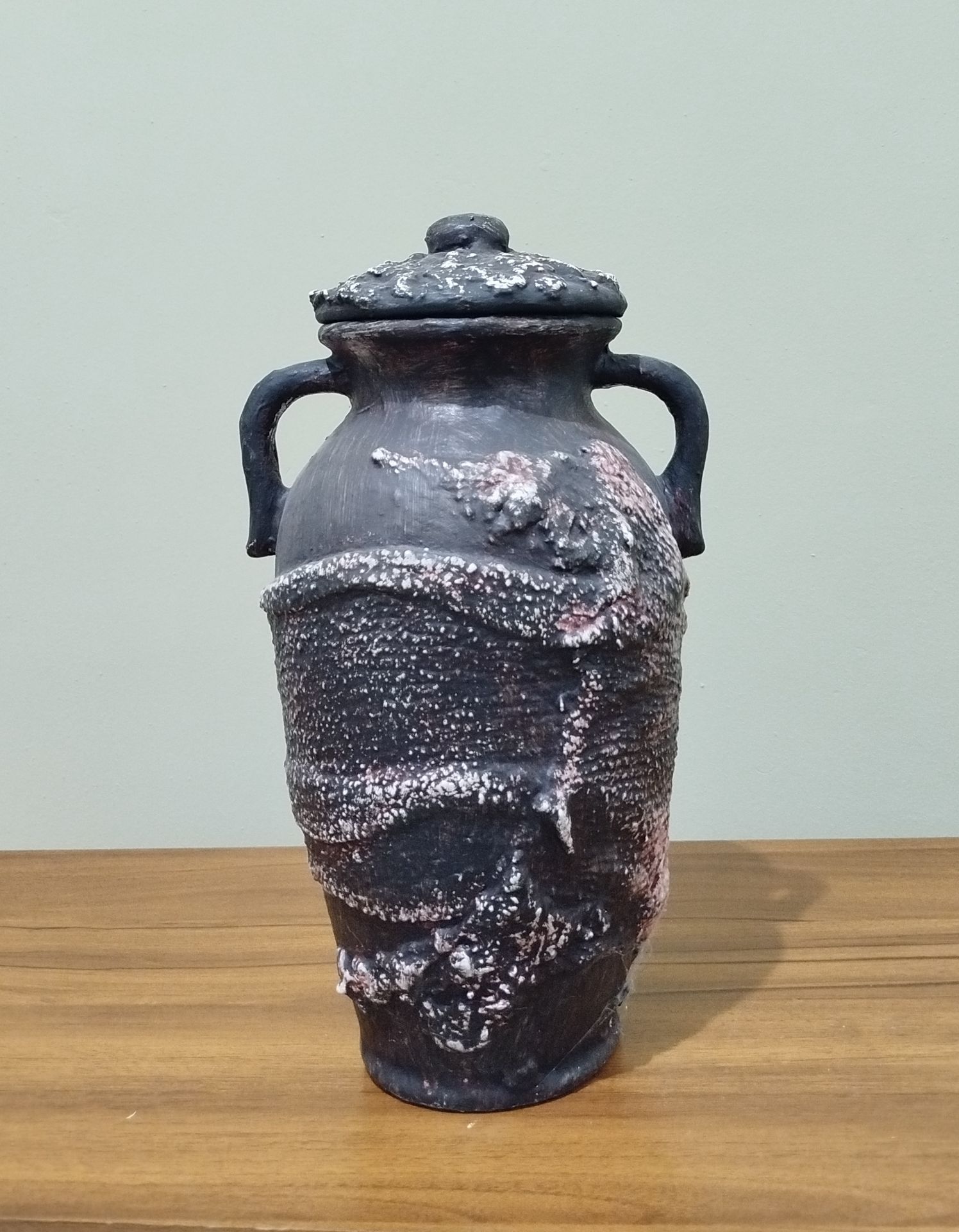 POTE COM TAMPA EM CERÂMICA BCA. ESMALTADA EM RELEVO PRETO/BORDÔ