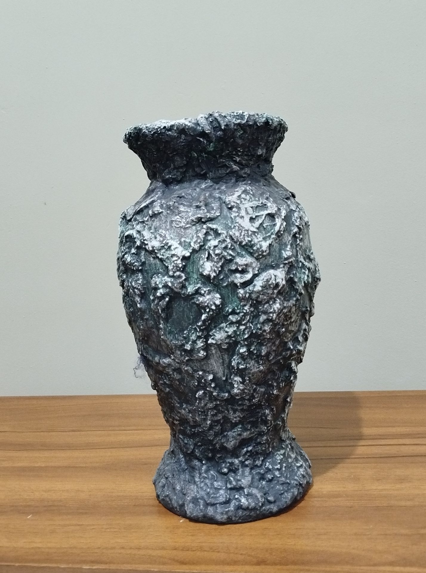 VASO RAMONA - CERÂMICA BCA. ESMALTADO DECORADO EM RELEVO