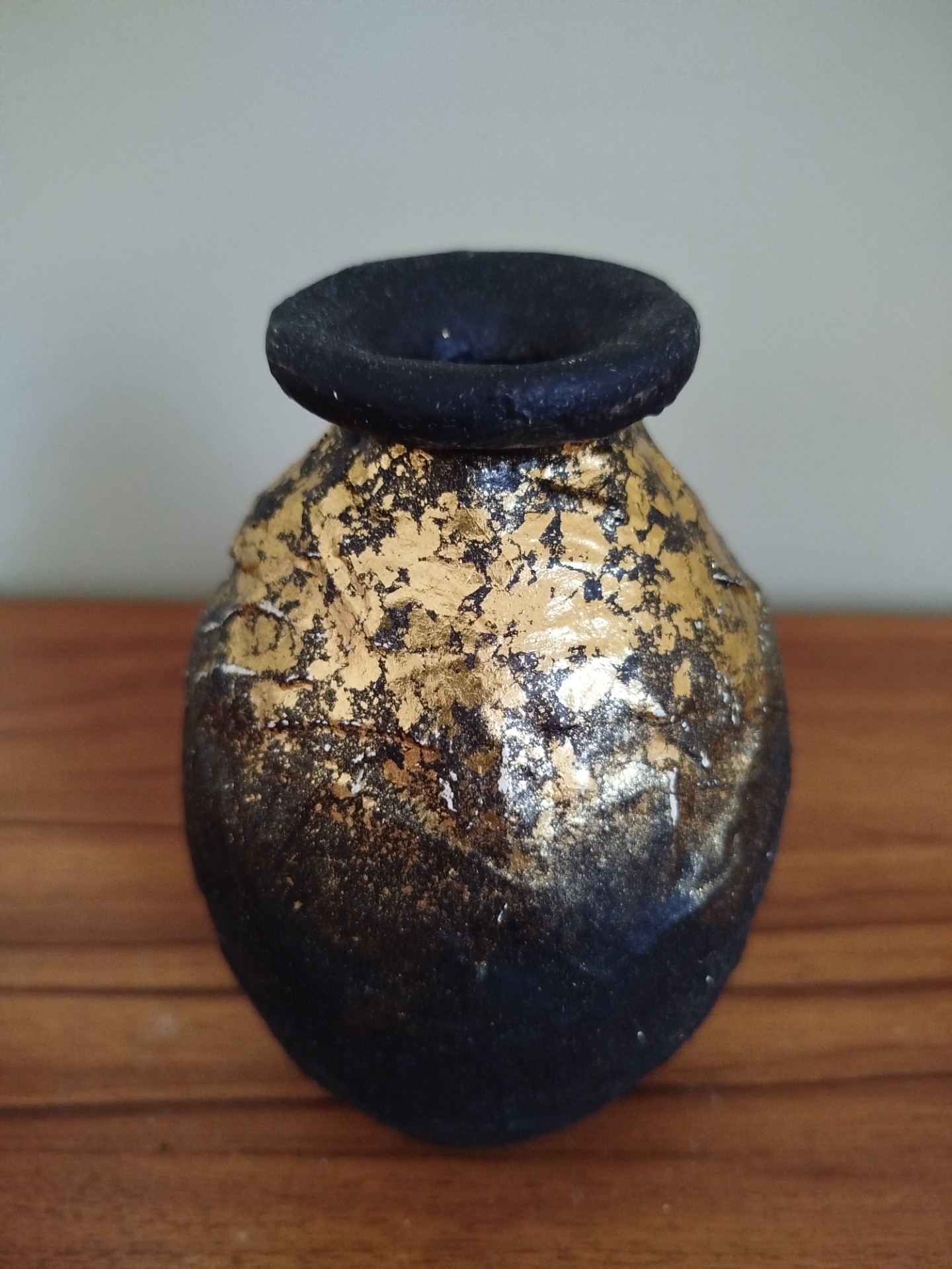 VASO EM CERÂMICA VERMELHA DECORADA EM TEXTURA PRETO/DOURADO
