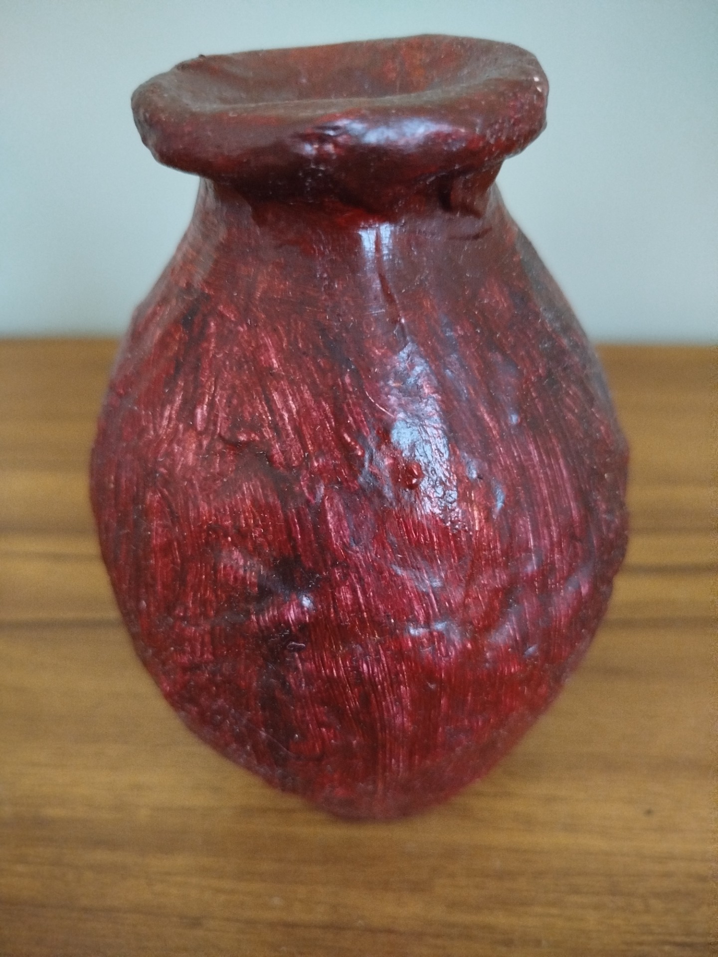 VASO EM CERÂMICA VERMELHA DECORADO EM TEXTURA BORDÔ