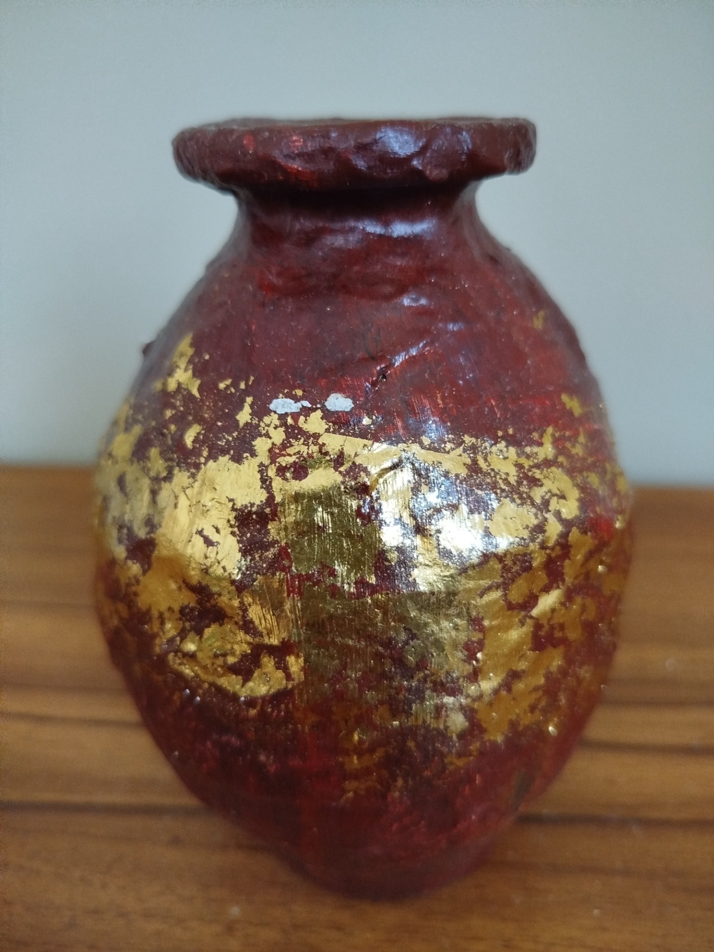 VASO EM CERÃMICA VERMELHA DECORADO EM RELEVO MESCLA