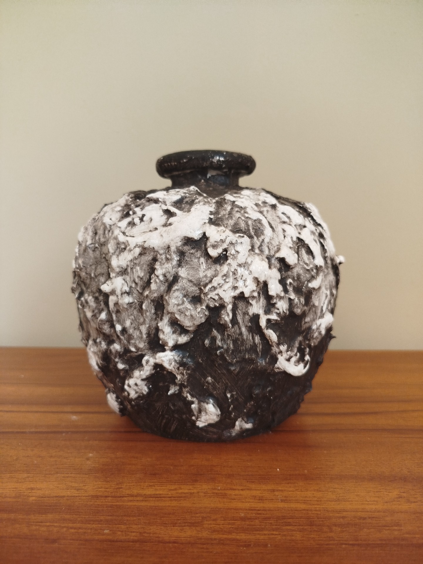 VASO CERÂMICA BOJUDO EM RELEVO BRANCO