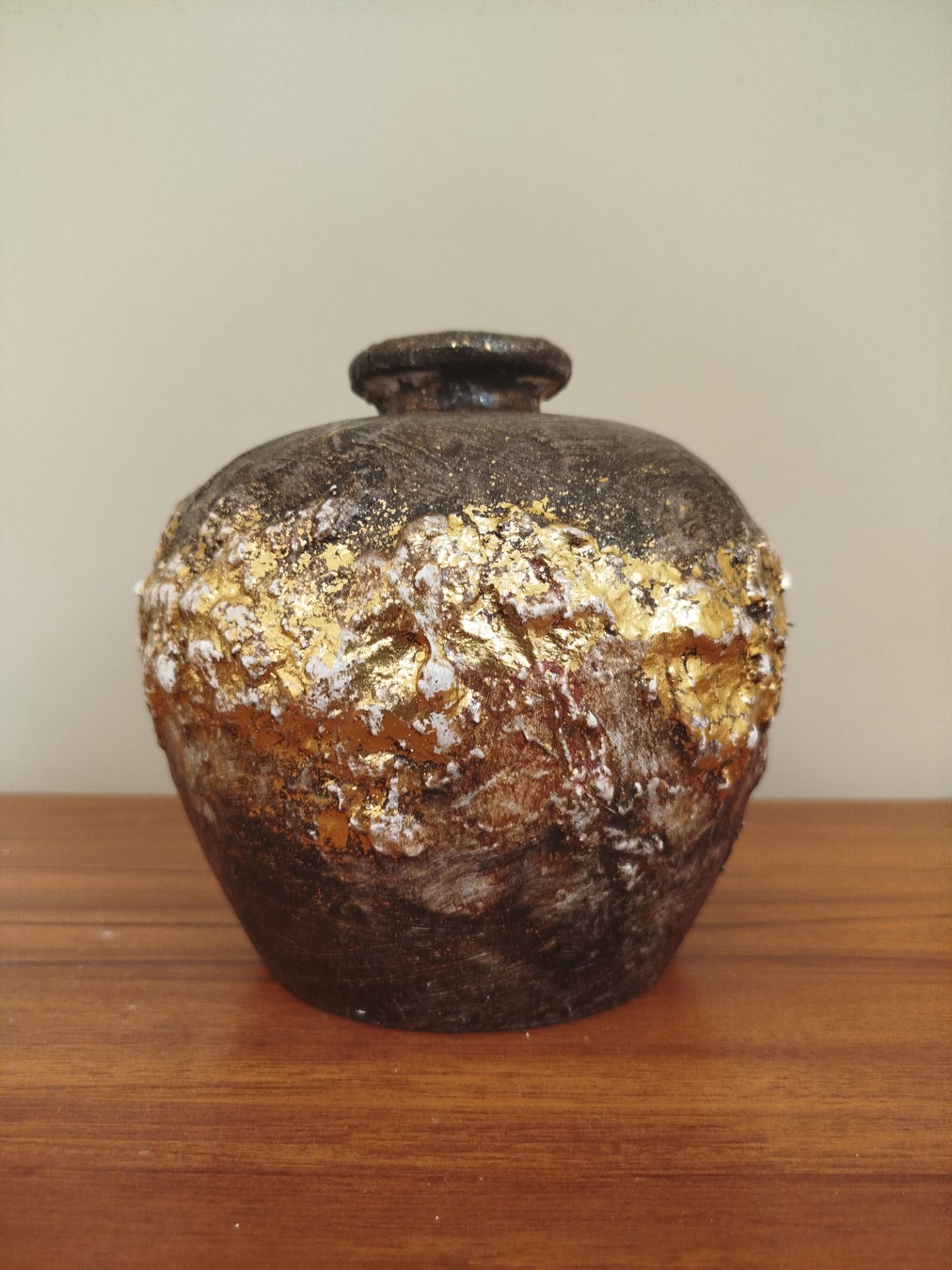VASO CERÂMICA CLEMENTINE I DECORADA EM RELEVO DOURADO