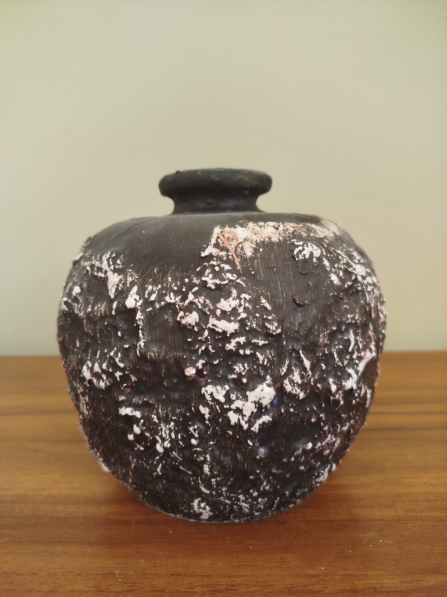 VASO CERÂMICA BOJUDO EM RELEVO BCO/PRETO