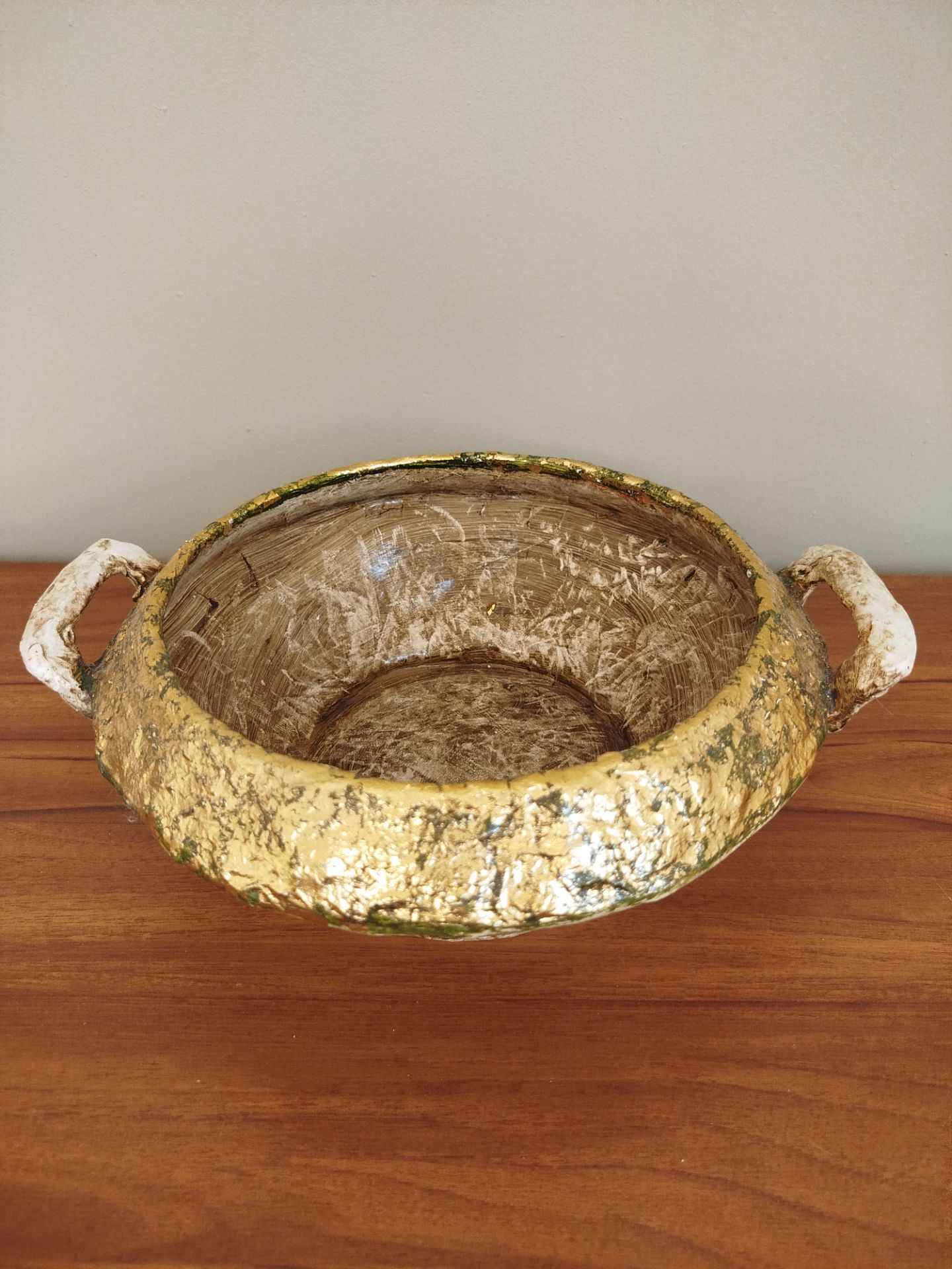 CENTRO DE MESA EM PORCELANA DECORADA EM TEXTURA DOURADO