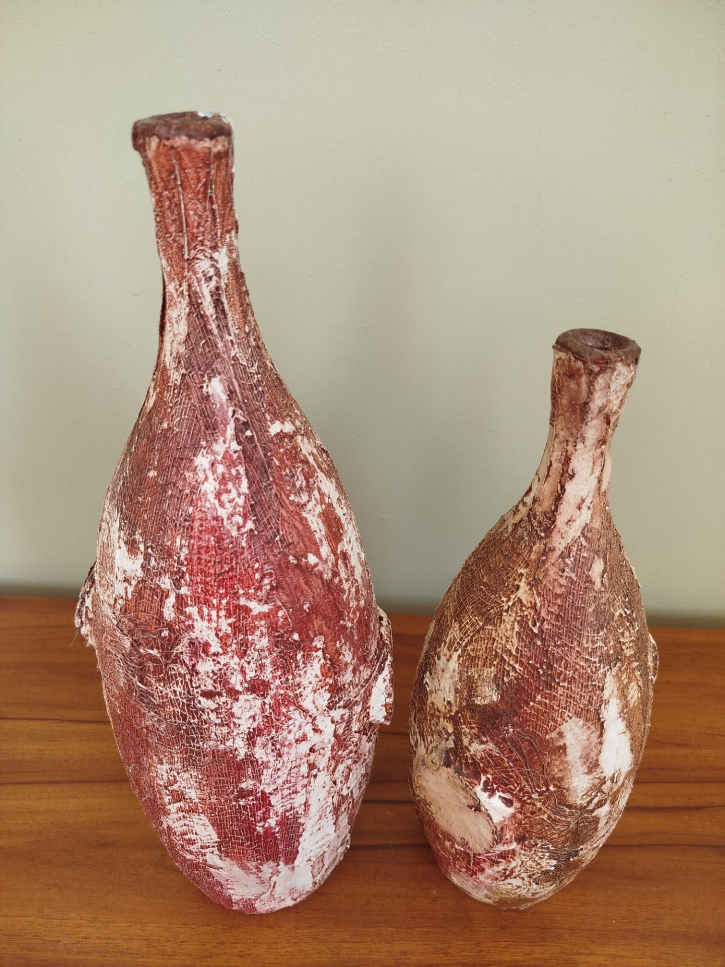 CONJUNTO DE VASOS EM CERÂMICA BCA. ESMALTADA